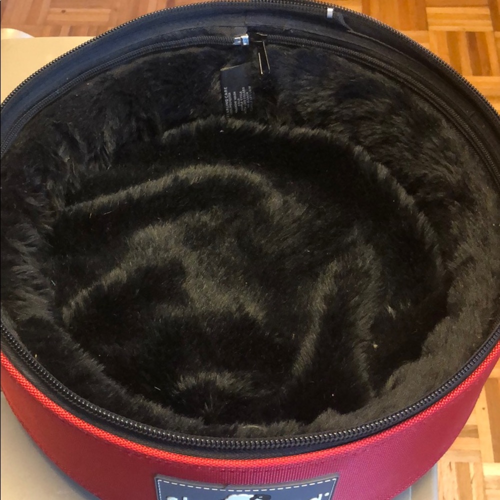 Portable sleepy pod dog bed.